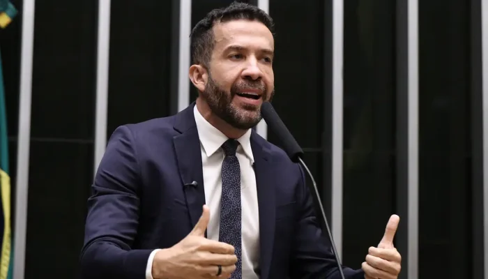 UTI em São Paulo recebe deputado André Janones após crise de arritmia